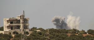 Nach einem russischen Luftangriff steigen Rauchschwaden am Rande der Provinz Idlib auf. 