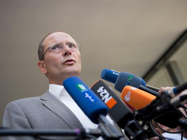 Der Innenminister von Sachsen, Markus Ulbig (CDU), hier am 03.08.2015 nach dem Besuch der Zelt-Notunterkunft für Flüchtlinge in Dresden (Sachsen). 