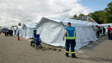 Mitarbeiter des Technischen Hilfswerks bauen in Neuenstadt am Kocher (Baden-Württemberg) ein Zeltlager als Notunterkunft für 200 Flüchtlinge auf dem Gelände einer ehemaligen Autobahnmeisterei auf. 