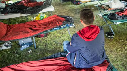 Ein Asylbewerber aus Albanien sitzt in einem Gruppenzelt auf dem Gelände der Zentralen Erstaufnahmestelle in Eisenhüttenstadt. Mehr als 40 Prozent der Flüchtlinge in Mitteldeutschland kommt vom Westbalkan.  
