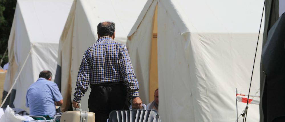 Mit den Habseligkeiten ins Zelt. Flüchtlinge müssen oft zunächst behelfsmäßig untergebracht werden.