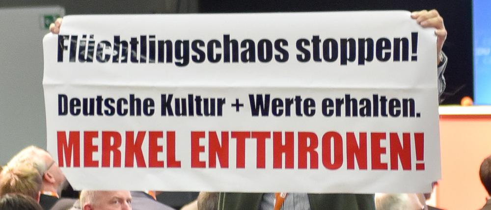 Rückendeckung sieht anders aus: Ein Mann hält beim CDU-Regionalkongress ein Plakat mit der Aufschrift "Merkel entthronen".