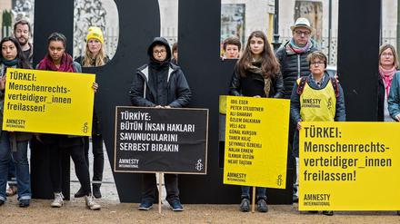 Aktivisten demonstrieren in Berlin für die Freilassung von in der Türkei inhaftierten Menschenrechtlern.