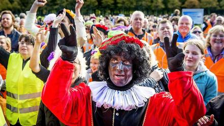 Protest gegen Vereinte Nationen. In Den Haag gingen mehrere hundert Menschen für den "Zwarte Piet" auf die Straße.