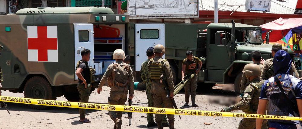 Explosionen in Jolo: Soldaten bei Bergungsarbeiten 