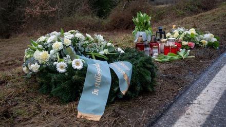 Gedenken an die ermordeten Polizisten am Tatort an der Kreisstraße 22 bei Ulmet (Rheinland-Pfalz) 