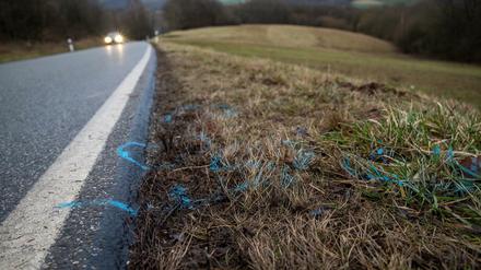 Markierungen am Tatort: Bei einer Verkehrskontrolle hatten Wilderer die Polizisten erschossen.