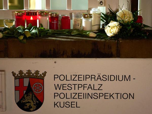 Trauer um tote Polizisten. Der Mord an den beiden Beamten in Rheinland-Pfalz erschüttert die Bundesrepublik. Mindestens einer der beiden Tatverdächtigen hatte bei einer Verkehrskontrolle geschossen.