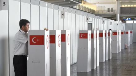 Auch in Deutschland wird über das türkische Verfassungsreferendum abgestimmt. Das Archivbild zeigt Wahlurnen zur türkischen Präsidentschaftswahl 2014 in einer Messehalle in Hannover. 