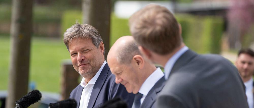  Robert Habeck, Olaf Scholz, und Christian Lindner bei der Pressekonferenz in Meseberg. 