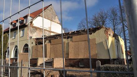 Seitdem das Haus des Neonazi-Trios in Zwickau explodiert sind tauchen immer mehr Hinweise auf das weit verzweigte Netzwerk der NSU auf. Die Ermittlungen zeichnen eine Chronik des Versagens von Bundes- und Länderbehörden nach. 
