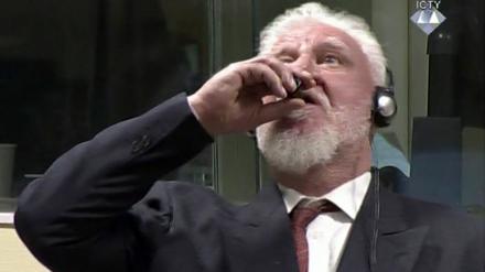 Nach der Bestätigung des Urteils des UN-Kriegsverbrechertribunals in Den Haag führt der Angeklagte Slobodan Praljak eine Flasche an seinen Mund. 