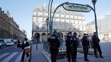 Polizisten stehen in Paris an einer U-Bahnstation. Seit den Pariser Anschlägen vom 13. November 2015 herrscht der Ausnahmezustand in Frankreich.