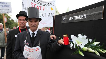 Vertrauen begraben.Demonstranten aus der Region Teltow erinnerten am Dienstagabend in Potsdam ...
