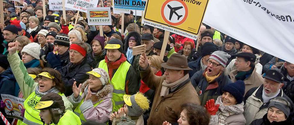 Insgesamt 13 Bürgerinitiativen haben sich zu dem Bündnis Berlin-Brandenburg gegen neue Flugrouten zusammengeschlossen und rufen jeden Montag zur Demonstration auf.