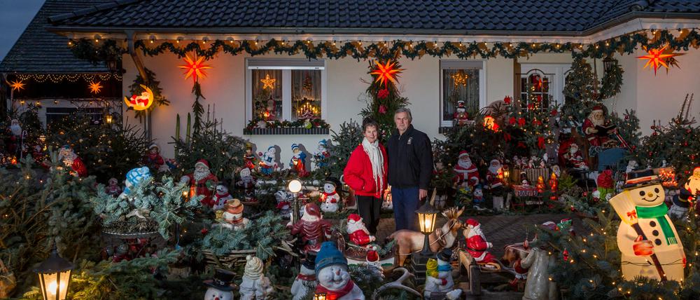 Gisela Liebsch und Gerd Mörl stehen in ihrem weihnachtlich geschmückten Garten im Spreewald. 