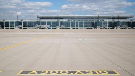 Das leere Vorfeld des Flughafens Berlin Brandenburg. Nach Problemen mit der Brandschutzanlage ist ein Eröffnungstermin des Flughafens noch nicht in Sicht.