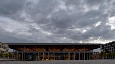 Das Terminalgebäude des Hauptstadtflughafens Berlin Brandenburg Willy Brandt (BER) in Schönefeld.