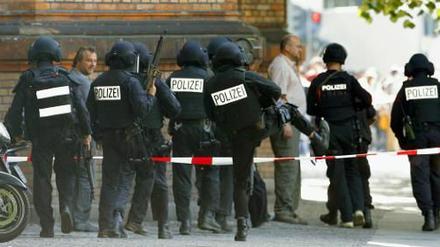 Ein Großaufgebot der Polizei - wie hier an einer Berliner Schule - sicherte das Schulgelände in Bergfelde vor einem selbsternannten Mafioso.