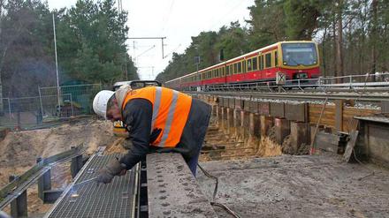 Wenn bei der Bahn gebaut wird - wie hier auf der Strecke zwischen Wannsee und Charlottenburg im Jahr 2012 - , sind die Folgen groß.