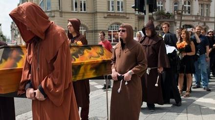 Trauermarsch zur Hochschuleröffnung: Studenten tragen symbolisch die Brandenburgische Technische Universität (BTU) von Cottbus zu Grabe getragen.