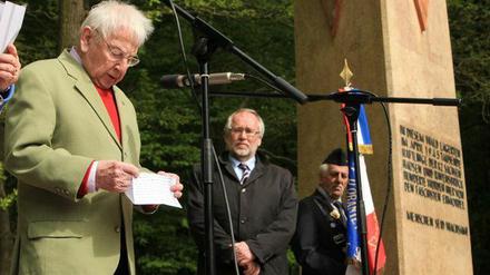 Der 93-jährige KZ-Überlebende Serge Dmitrieff spricht auf dem Gedenken.