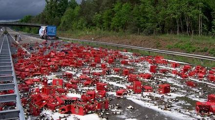 Gefahr durch verlorene Ladung: Was sich dahinter manchmal genau verbirgt, sieht man bei diesem Unfall, der sich 2007 auf der A6 am Autobahnkreuz Landstuhl ereignet hat oder eben am Mittwoch in Perleberg.