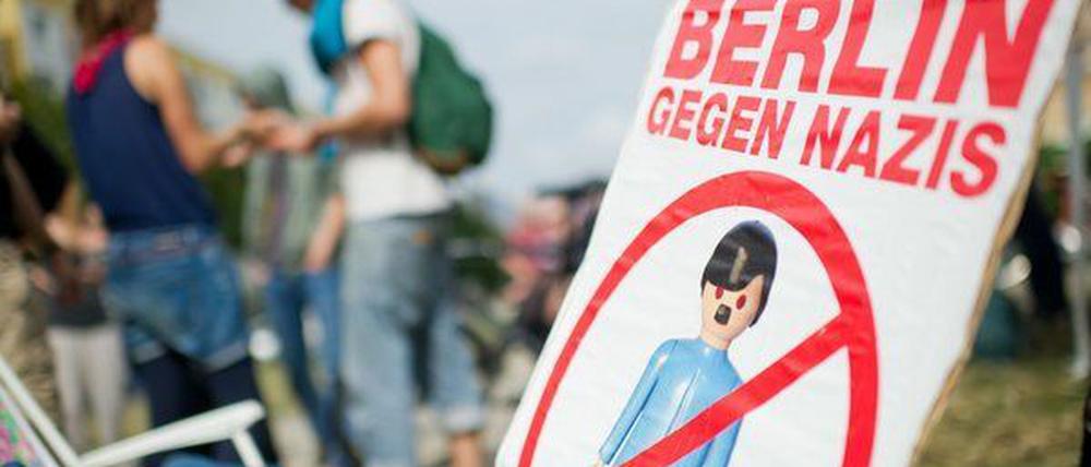 Ein Plakat mit dem Slogan "Berlin gegen Nazis" steht an einer Mahnwache vor dem neuen Flüchtlingswohnheim in Berlin-Hellersdorf.