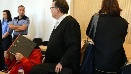 Die zwei Angeklagten neben ihrem Anwalt Michael Antonow (M) im Landgericht in Neuruppin.