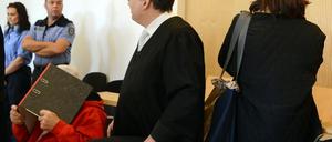 Die zwei Angeklagten neben ihrem Anwalt Michael Antonow (M) im Landgericht in Neuruppin.
