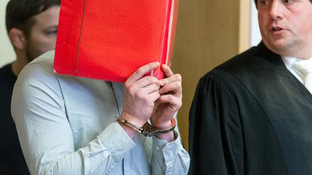 Der Angeklagte Christian E. im Landgericht in Frankfurt (Oder): Für den Mord an Lilly wurde er zu lebenslanger Haft verurteilt.
