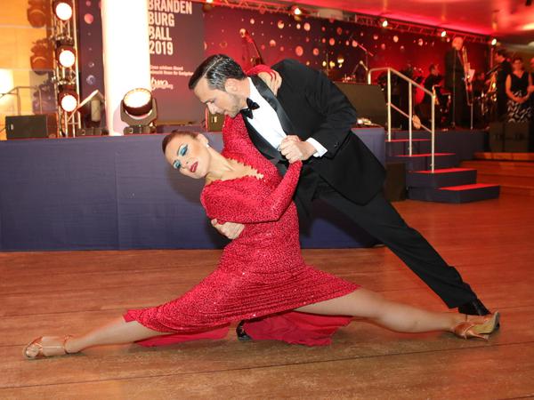Die spanischen Tango-Tänzer Laura Fernandez und Daniel Orellana zeigen den Gästen, was auf der Tanzfläche möglich wäre.