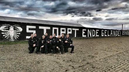 Neun Polizisten aus Cottbus haben vor einem rechten Schriftzug "Stoppt Ende Gelände!" posiert.
