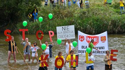 Braunkohlegegner protestieren im deutsch-polnischen Grenzfluss Neiße.