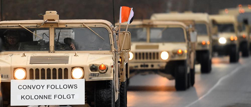 US-Militärfahrzeuge fahren nahe Brück (Brandenburg) auf der Straße eines Truppenübungsplatzes. Etwa 40 Soldaten haben die letzte Nacht auf dem Truppenübungsplatz verbracht und fahren weiter in Richtung Polen.