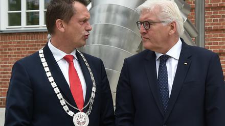 Der Cottbuser Oberbürgermeister Holger Kelch (l., CDU) im Gespräch mit Frank-Walter Steinmeier.