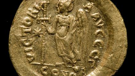 Eine Goldmünze, oder auch Solidus, aufgenommen am Donnerstag (05.01.12) in Potsdam auf einem Samttuch. Die Münze ist eine von acht Goldmünzen, die der Öffentlichkeit präsentiert wurden. Die Münzen waren im November 2011 auf einem Acker in der Uckermark ausgegraben worden.