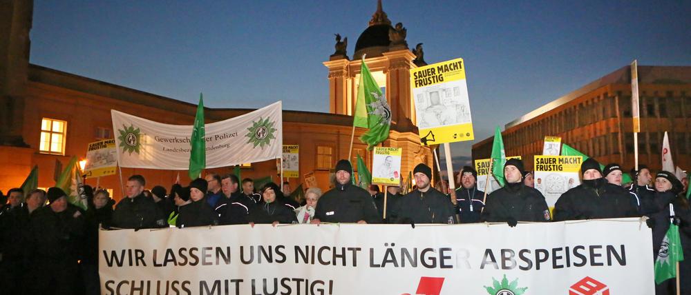 "Wir lassen uns nicht länger abspeisen": Polizisten und Lehrer demonstrierten in Potsdam.