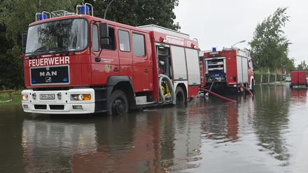Nach dem Regen: Die Feuerwehr versucht am 30. Juni, das Wasser in Leegebruch (Brandenburg) abzupumpen.