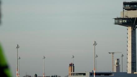 Kurz vor der eröffnung: Der neue Großflughafen Berlin-Brandenburg Willy Brandt (BER) in Schönefeld - hier der tower.
