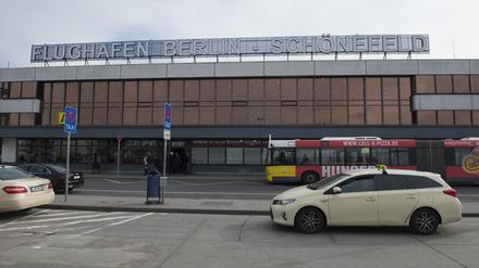 Am Flughafen Schönefeld ist ein verdächtiger Gegenstand gefunden worden.