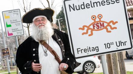 Rüdiger Weida von der "Kirche des fliegenden Spaghettimonsters" wollte in Templin mit diesen Schildern werben.