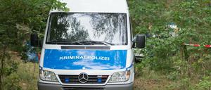 Ein Wagen der Kriminalpolizei in einem Wald bei Oranienburg. Hier fanden Besucher einer dortigen Bunkeranlage die Leiche der Frau.