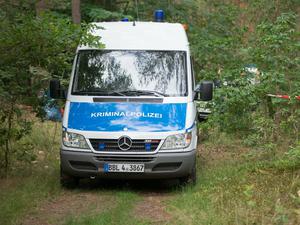 Ein Wagen der Kriminalpolizei in einem Wald bei Oranienburg. Hier fanden Besucher einer dortigen Bunkeranlage die Leiche der Frau.