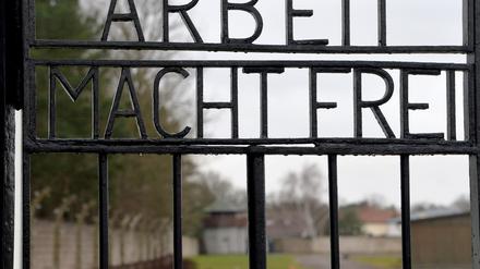 In diesem Jahr werden 700.000 Besucher in der Gedenkstätte Sachsenhausen erwartet. Doch die Busanbindung ist unzureichend - ein seit Jahren bekanntes Problem.