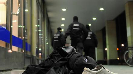 Nach einer unblutig beendeten Geiselnahme liegen Kleidungsstücke vor der Bankfiliale am 22.12.2012 im Stadtteil Zehlendorf in Berlin.