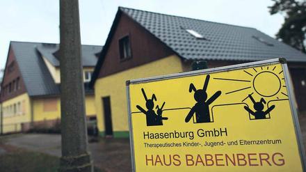 Die umstrittenen Haasenburg-Jugendheime in Brandenburg dürfen noch nicht geschlossen werden. Das entschied das Verwaltungsgericht Cottbus in einer Zwischenentscheidung im Eilverfahren.