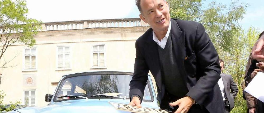 Mit Wunschkennzeichen. Tom Hanks und sein neues Lieblingsauto, ein Trabant.
