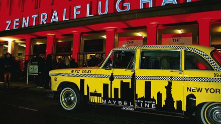 Großspurig. Amerikanische Taxis werden vor dem Gebäude  wie hier bei der Hugo Boss Fashion Show  zukünftig nicht oft halten. Doch der Schriftzug bleibt.