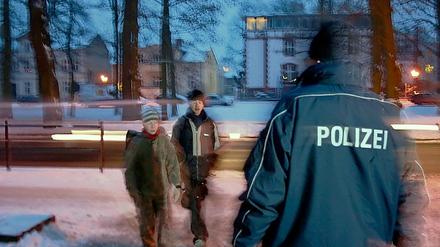Polizei am Tor. Beamte beim Einsatz an Neuruppiner Oberschule.